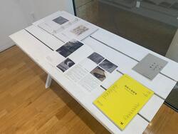 机の上に置かれた資料