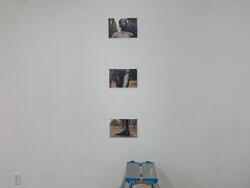 立像を分割した写真が組み合わされて壁に貼られている