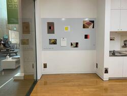 壁の下の方に貼られたいくつもの写真