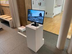公開制作室前に設置されたモニターに映る写真の作品