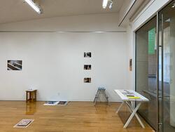 石川さんのテキストの真向かいには野外彫刻を三分割した写真の作品が貼られている