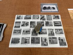 公開制作中の石川さんの写真がまとめられた紙