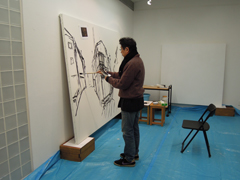 画像　150号のキャンバスに描き始める横尾さん