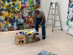 絵具を筆にのせる栗原さん