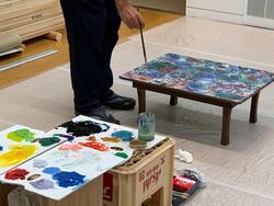 テーブルに描く栗原さんの手元