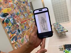 葛飾北斎の下絵を見せる栗原さん