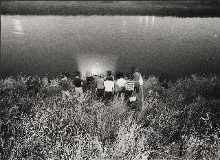 画像　山中信夫「川を写したフィルムを川に映す」