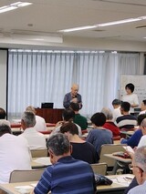 会長が挨拶する様子