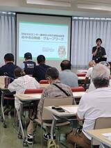 防災危機管理本部職員が説明する様子