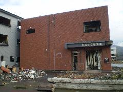 画像　津波の被害を受けた大槌町立図書館の外観