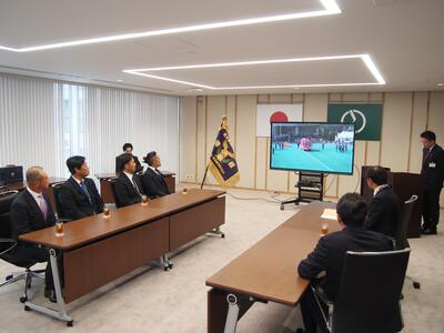 大会当日の映像を視聴している写真