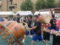 画像　和太鼓の演奏の様子