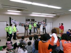 画像　豆まきの様子