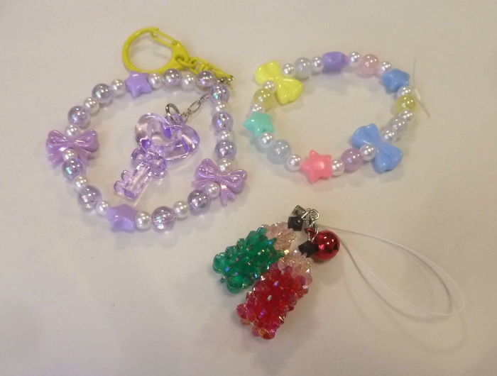 ビーズのストラップとブレスレットの見本写真