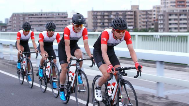 画像　「TeamUKYO」のサイクリングチームの選手たち