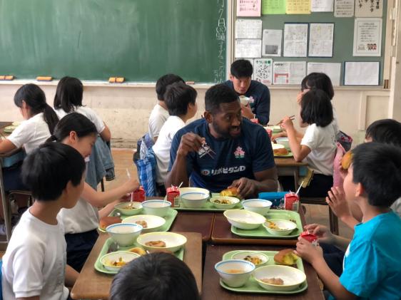 画像　一緒に給食を食べるなど楽しく交流しました