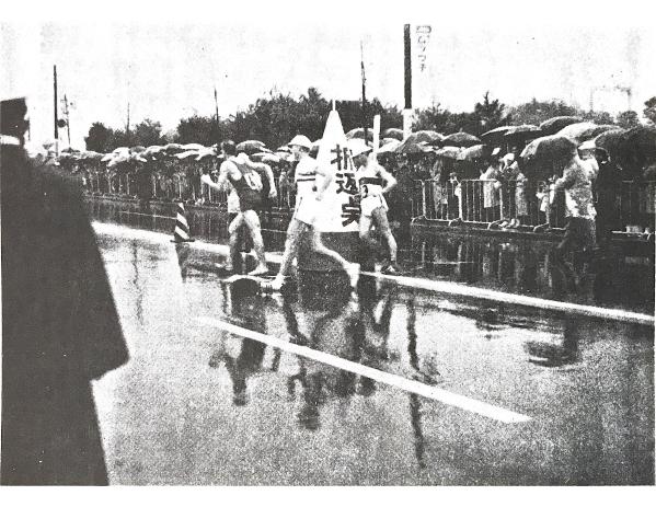 画像　雨の中を力歩する選手