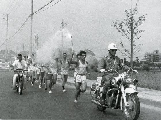 画像　前回の東京オリンピックで市内を走り抜けた聖火の写真