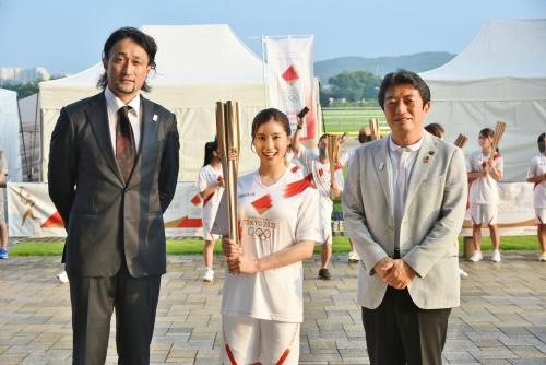 画像大野均さん、土屋太鳳さん、高野市長