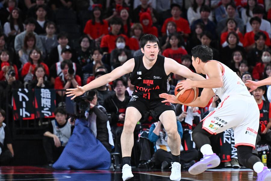 &copy;アルバルク東京平岩玄選手がガードをしている様子の写真
