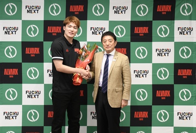 高野市長が安藤選手に花束を渡している写真