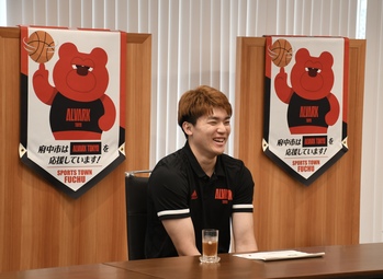 安藤選手が今シーズンの振り返りと来シーズンの抱負を話されている写真