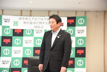 高野市長が挨拶をしている写真
