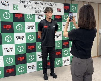 菊地選手が広報課の取材を受けている写真