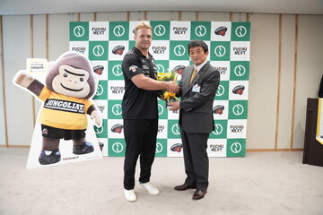 高野市長からサム・ケイン選手へ花束の贈呈を行いました