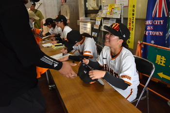 昨年度のサイン会の写真