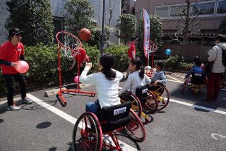 車いすバスケットボール体験の様子