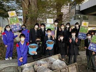 画像　たくさんの種をひろい終えた農高生と一中生