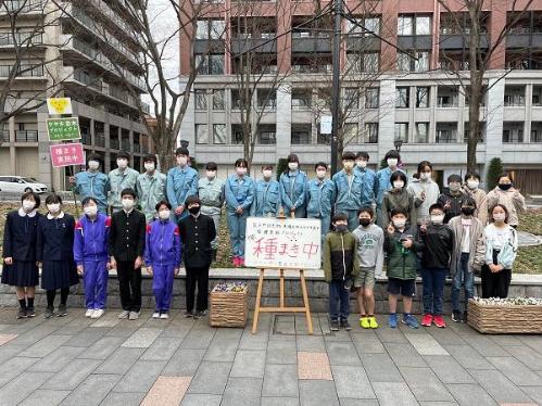 画像　種まきを終えた3校の児童・生徒の皆さん