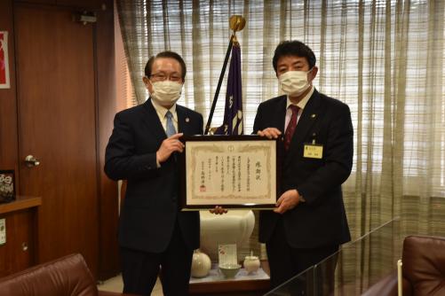 画像　舟橋代表取締役社長（写真左）と高野市長