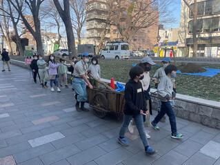 画像　ケヤキ並木までリヤカーで苗木を運びます