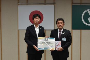 目録贈呈の様子