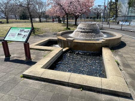 画像　「湧泉」（多摩川の豊かな水が湧き出て、農業・生活用水へと分水される様子をイメージした「円筒分水（えんとうぶんすい）」のモニュメント）