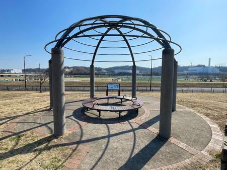 画像　「見晴らしの丘」頂部（多摩川を一望できる）