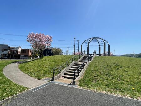 画像　「見晴らしの丘」（広場東側／4月）