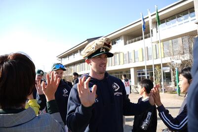 選手とハイタッチ