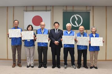 賞状と記念品を贈呈の写真