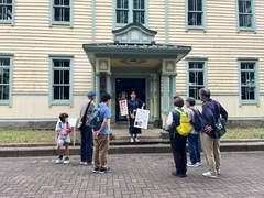 復元建築物を解説員がご案内! 様子