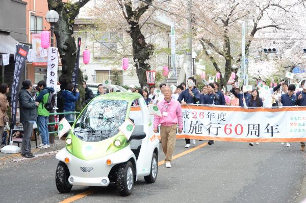 画像　市制施行60周年パレードはコムスが先導