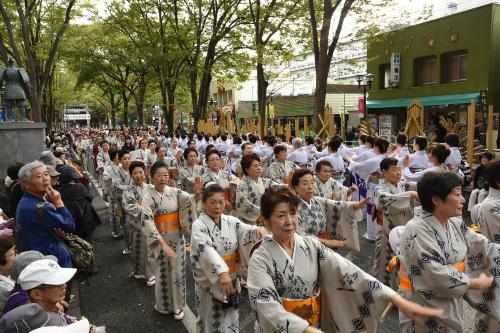 画像　多くの市民が参加した府中小唄民踊流し