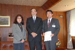 画像　木村副会長、汐見会長と府中市長