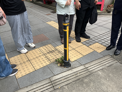 平和通りのポールを確認する様子