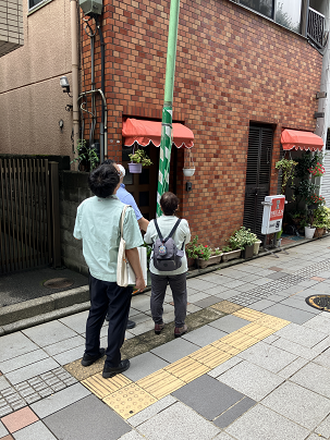 平和通りのポールを確認する様子