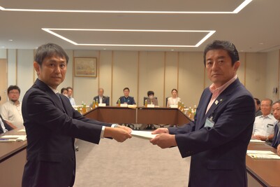画像　市長に答申書を提出する会長