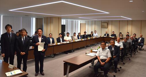 画像　審議会委員集合写真