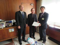 画像　審議会室会長と玉山副会長から高野市長に答申書が提出された様子